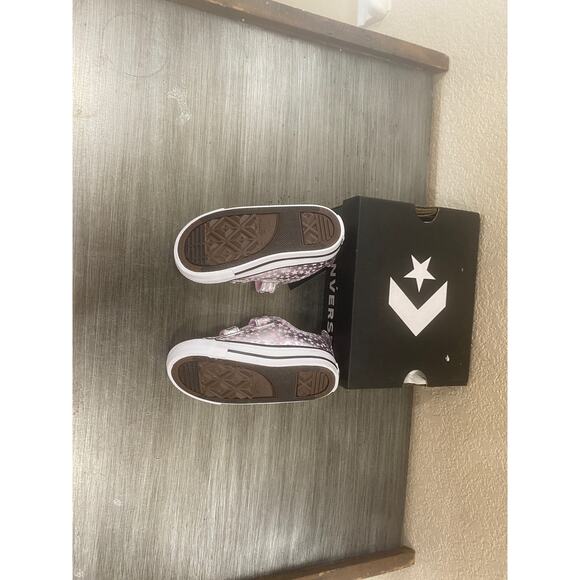 NEW Infant Converse Sizes 2,3,4,5,6, and 7 - Picture 16 of 16